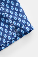 Fedeli Badeshorts 'Madeira Airstop' dunkelblau/blau/weiß gemustert in Nahaufnahme, grafisches Muster, Regular Fit, elastischer Bund, seitlicher Saumschlitz.