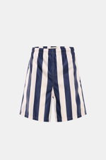 Ami Paris Badeshorts navy/weiß gestreift shown from the front, featuring vertical navy and white stripes, elastic waistband, and regular fit. <p>Lässig durch die warme Saison: Mit den Badeshorts von AMI PARIS überzeugen Sie mit französischem Look und geni
