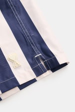 Close-up side view of Ami Paris Badeshorts navy/weiß gestreift showing navy and white stripes, stitching, and rubber logo detail.

Description: Lässig durch die warme Saison: Mit den Badeshorts von AMI PARIS überzeugen Sie mit französischem Look und genie