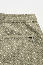 Ché Badeshorts 'Lucena' grün/braun gemustert, Nahaufnahme von hinten oben, elastischer Bund, Reißverschluss-Gesäßtasche, ornamentaler Print.