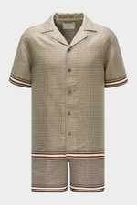 Ché Badeshorts 'Lucena' grün/braun gemustert, ornamental, Regular Fit mit elastischem Bund, Reißverschluss, Druckknopf, französischen Taschen, Mesh-Futter, frontal fotografiert.