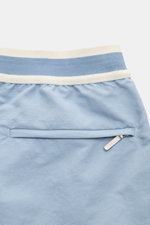 Nahaufnahme der Ché Badeshorts 'Baller' rauchblau, Perspektive von hinten auf den elastischen Bund mit Gummierung und Gesäßtasche mit Reißverschluss.