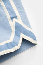 Nahaufnahme der Ché Badeshorts 'Baller' rauchblau mit weiß-blauem Grosgrain-Besatz, kurz, Regular Fit, glatter Microfaser, von unten fotografiert.