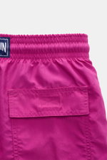 Vorderansicht der Vilebrequin Badeshorts 'Moorea' violett aus hochwertiger Microfaser mit elastischem Bund, Taschen, Mesh-Innenfutter.