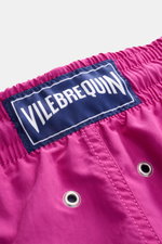 Vorderansicht der violetten Vilebrequin Badeshorts 'Moorea' aus hochwertiger Microfaser mit elastischem Bund, Entwässerungsösen und Weblabel.