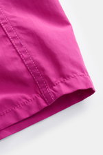 Nahaufnahme der violetten Vilebrequin Badeshorts 'Moorea' aus hochwertiger Microfaser, Detail der Naht, leichter Griff, Regular Fit.
