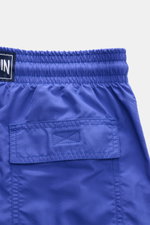 Nahaufnahme der Rückseite der Vilebrequin Badeshorts 'Moorea' blau mit elastischem Bund, Gesäßtasche, hochwertiger Microfaser und VILEBREQUIN-Label.