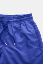 Nahaufnahme der Vilebrequin Badeshorts 'Moorea' blau von oben, zeigt elastischen Bund mit Tunnelzug aus Microfaser, Regular Fit, Taschen.