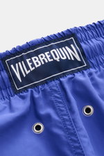 Nahaufnahme der elastischen Bundpartie der Vilebrequin Badeshorts 'Moorea' blau aus hochwertiger Microfaser mit VILEBREQUIN-Label und Entwässerungsösen.