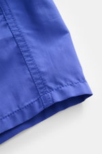 Nahaufnahme der blauen Vilebrequin Badeshorts 'Moorea' aus hochwertiger Microfaser, Detail der Naht und des Stoffes, Regular Fit, leichter Griff.