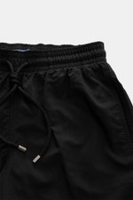 Vorderansicht der Vilebrequin Badeshorts 'Moorea' schwarz aus leichter Microfaser mit elastischem Bund, Tunnelzug und Taschen.