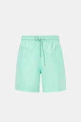 Vorne fotografierte mintgrüne Vilebrequin Badeshorts 'Moorea' aus leichter Microfaser mit elastischem Bund, Tunnelzug und Taschen.