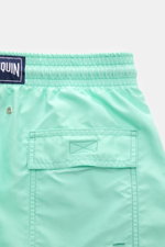 Nahaufnahme der Rückseite der mintgrünen Vilebrequin Badeshorts 'Moorea' mit elastischem Bund, Gesäßtasche und Entwässerungsösen.