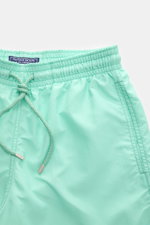 Vilebrequin Badeshorts 'Moorea' mintgrün, Nahaufnahme von vorne, elastischer Bund mit Tunnelzug, Taschen, leichte Microfaser, Regular Fit, ideal für Sommer und Wassersport.