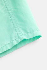 Nahaufnahme der mintgrünen Vilebrequin Badeshorts 'Moorea' mit feiner Microfaser, Regular Fit und elastischem Bund für Sommer, Sonne, Freiheit.