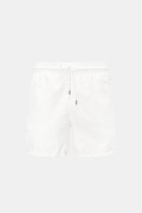Vorne fotografierte Vilebrequin Badeshorts 'Moorea' weiß aus leichter Microfaser mit elastischem Bund, Tunnelzug, Taschen und Mesh-Innenfutter.