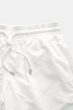 Vorderansicht der Vilebrequin Badeshorts 'Moorea' weiß aus leichter Microfaser, mit elastischem Bund, Tunnelzug und Taschen, Regular Fit.