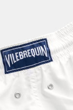 Vorderansicht der Vilebrequin Badeshorts 'Moorea' weiß aus leichter Microfaser mit elastischem Bund, Tunnelzug, Entwässerungsösen und VILEBREQUIN-Label.