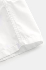 Vorderansicht der weißen Vilebrequin Badeshorts 'Moorea' aus leichter, hochwertiger Microfaser mit Regular Fit, elastischem Bund und Taschen.