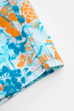 Nahaufnahme der Vilebrequin Badeshorts 'Moorea' blau/neonorange gemustert von schräg oben, hochwertige Microfaser, leichter Griff, Regular Fit.