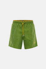 Vorne fotografierte Vilebrequin Badeshorts 'Moka' oliv aus leichter Microfaser mit elastischem Bund, Tunnelzug, Turtle-Stitching und Mesh-Innenfutter.