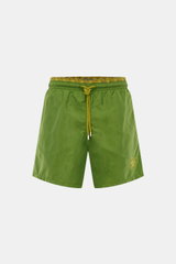 Vorne fotografierte Vilebrequin Badeshorts 'Moka' oliv aus leichter Microfaser mit elastischem Bund, Tunnelzug, Turtle-Stitching und Mesh-Innenfutter.
