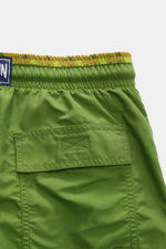 Nahaufnahme der Rückseite der Vilebrequin Badeshorts 'Moka' oliv, elastischer Bund mit Tunnelzug, Mesh-Innenfutter, Turtle-Stitching am Saum sichtbar.