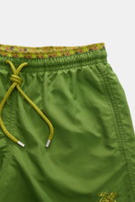 Nahaufnahme der Vilebrequin Badeshorts 'Moka' oliv von vorne, elastischer Bund mit Tunnelzug, seitliche Taschen, Turtle-Stitching am Bein.