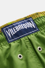 Nahaufnahme der Vilebrequin Badeshorts 'Moka' oliv von hinten oben, Detail des elastischen Bundes mit Tunnelzug, Mesh-Innenfutter, Entwässerungsösen und blauem VILEBREQUIN-Label aus Microfaser mit leichtem Griff.