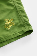 Nahaufnahme der olivgrünen Vilebrequin Badeshorts 'Moka' mit Turtle-Stitching, seitliche Perspektive, Microfaser, Regular Fit.