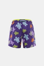 Vilebrequin Badeshorts 'Moka' violett/multicolor gemustert, Rückansicht, elastischer Bund, Allover Schildkrötenprint, Tasche mit Klettverschluss.