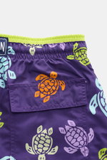 Vorderansicht der Vilebrequin Badeshorts 'Moka' violett/ multicolor gemustert mit elastischem Bund, Allover-Print und Gesäßtasche.