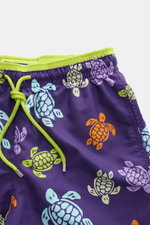 Vilebrequin Badeshorts 'Moka' violett/multicolor gemustert mit elastischem Bund, Tunnelzug und Schildkröten-Print, Nahaufnahme von oben.