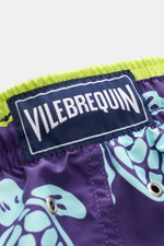 Vilebrequin Badeshorts 'Moka' violett/multicolor gemustert, Detailaufnahme vom Bund mit elastischem Tunnelzug, Mesh-Innenfutter, Label und Entwässerungsösen.