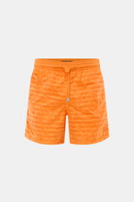 Vorderansicht der orangefarbenen Vilebrequin Badeshorts 'Moorea Magic' aus wasserreaktiver Microfaser mit elastischem Bund, Tunnelzug und Taschen.