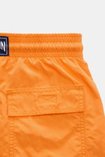 Vorderansicht der Vilebrequin Badeshorts 'Moorea Magic' orange aus hochwertiger, wasserreaktiver Microfaser mit elastischem Bund, Taschen und Mesh-Innenfutter.
