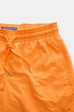Vorderansicht der orangefarbenen Vilebrequin Badeshorts 'Moorea Magic' aus wasserreaktiver Microfaser mit elastischem Bund, Tunnelzug und Mesh-Innenfutter.