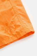 Nahaufnahme der orangen Vilebrequin Badeshorts 'Moorea Magic' mit gesticktem Oktopus, hochwertiger, wasserreaktiver Microfaser, tonalem Stitching, Regular Fit.