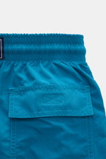Nahaufnahme der elastischen Bundpartie und Gesäßtasche der Vilebrequin Badeshorts 'Moorea Magic' petrol aus hochwertiger, wasserreaktiver Microfaser.