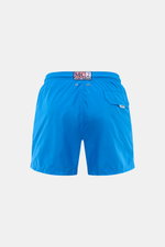 Rückansicht der MC2 Saint Barth Badeshorts 'Lightning Pantone' blau aus recycelter Microfaser mit elastischem Bund, Magnettasche und Mesh-Innenfutter.