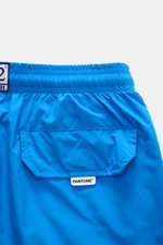 Nahaufnahme der Rückseite der MC2 Saint Barth Badeshorts 'Lightning Pantone' blau mit elastischem Bund, Tasche und Pantone-Label.