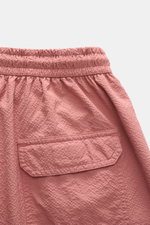 04651/ A trip in a bag Badeshorts 'Mono Seersucker' mauve, Detailansicht Rückseite mit elastischem Bund, Tasche, Seersucker-Microfaser, Regular Fit.