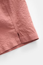 04651/ A trip in a bag Badeshorts 'Mono Seersucker' mauve, Detailaufnahme Saum mit seitlichem Schlitz, Seersucker-Microfaser, Regular Fit, elastischer Bund