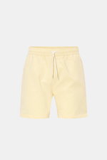 Frontansicht der 04651/ A trip in a bag Badeshorts pastellgelb/weiß gestreift aus leichtem Baumwoll-Seersucker mit elastischem Bund, Tunnelzug, Taschen und Mesh-Innenfutter.