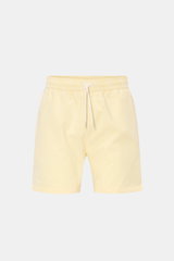 Frontansicht der 04651/ A trip in a bag Badeshorts pastellgelb/weiß gestreift aus leichtem Baumwoll-Seersucker mit elastischem Bund, Tunnelzug, Taschen und Mesh-Innenfutter.