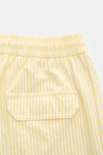 04651/ A trip in a bag Badeshorts pastellgelb/weiß gestreift, Rückansicht, Regular Fit, elastischer Bund, Gesäßtasche mit Klettverschluss, Seersucker.