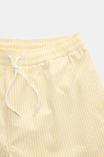 Detailaufnahme der 04651/ A trip in a bag Badeshorts pastellgelb/weiß gestreift mit elastischem Bund, Tunnelzug und feinem Streifenmuster.