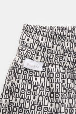 04651/ A trip in a bag Badeshorts 'Abstract' offwhite/schwarz gemustert, Detailansicht Bund und seitliche Tasche, leichte Microfaser, Regular Fit.