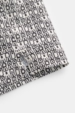 Nahaufnahme der seitlichen Saumschlitze der 04651/ A trip in a bag Badeshorts 'Abstract' offwhite/schwarz gemustert aus hochwertiger Microfaser.