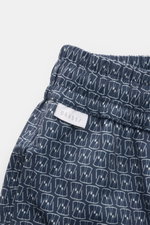 Nahaufnahme schräg von oben auf 04651/ A trip in a bag Badeshorts 'Hansen' navy/weiß gemustert mit elastischem Bund, Regular Fit, seitlichen Taschen und Saumschlitzen.